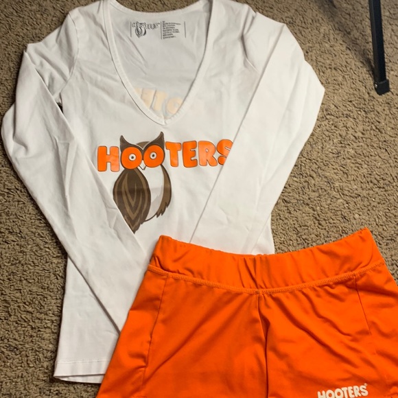 Hooters White Long Sleeve Uniform with Old Shorts - Picture 2 of 4
